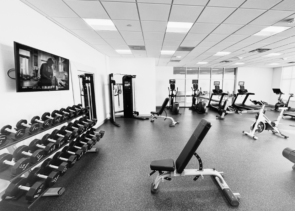 Hotel Gym vs Commercial Gym: When Should You Leave the Property?